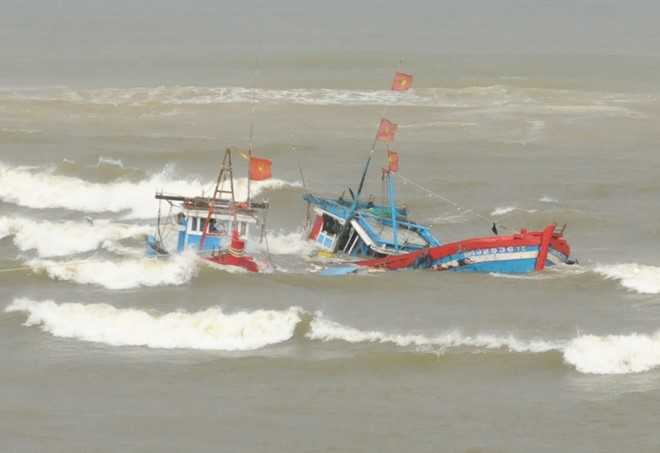 Hai tau ca Quang Ngai chim khi chay ve bo tru tranh bao hinh anh 1