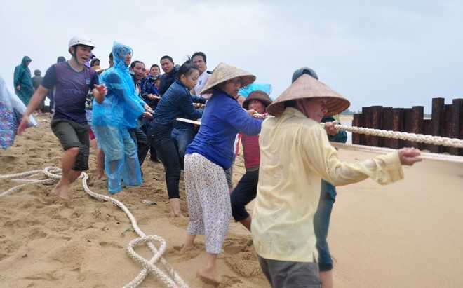 Hai tau ca Quang Ngai chim khi chay ve bo tru tranh bao hinh anh 2