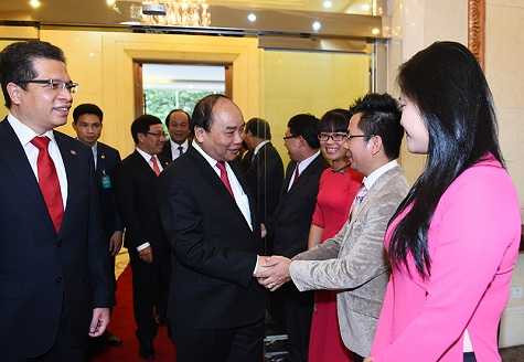 Thủ tướng trò chuyện cùng các lưu học sinh Việt Nam tại Trung Quốc - Ảnh: VGP