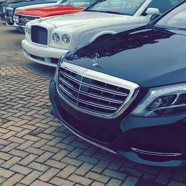 Mercedes-Benz đỗ bên cạnh Bentley sang trọng không kém.