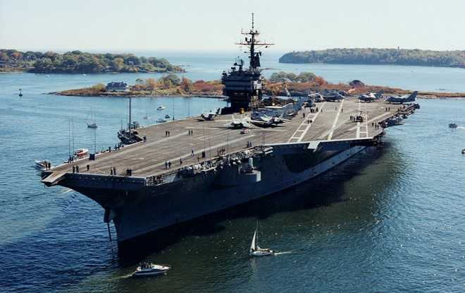 Nhung tau san bay vinh danh tong thong My hinh anh 2