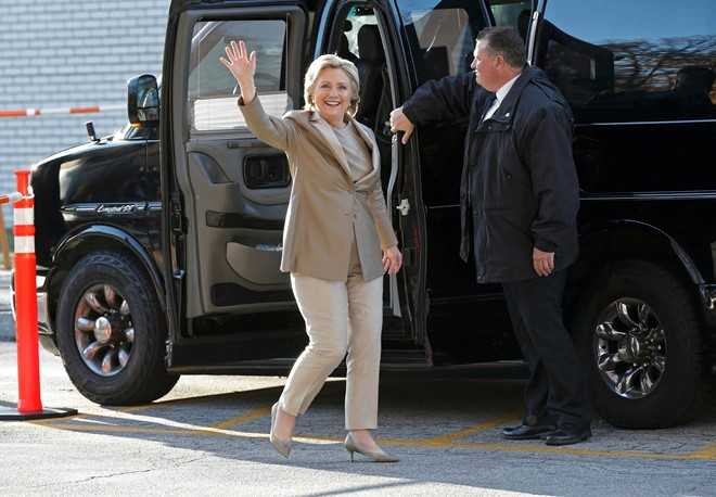 Hillary va Bill Clinton tuoi cuoi di bo phieu o New York hinh anh 1