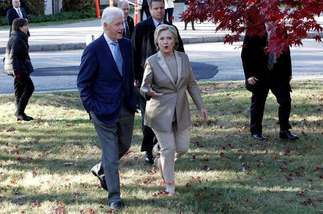 Hillary va Bill Clinton tuoi cuoi di bo phieu o New York hinh anh 7