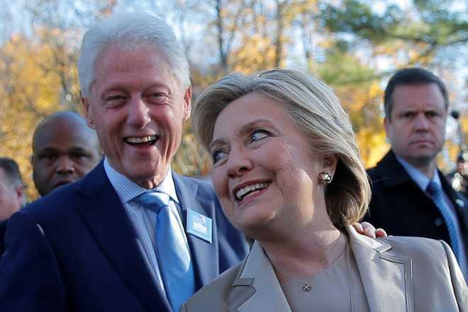 Hillary va Bill Clinton tuoi cuoi di bo phieu o New York hinh anh 4