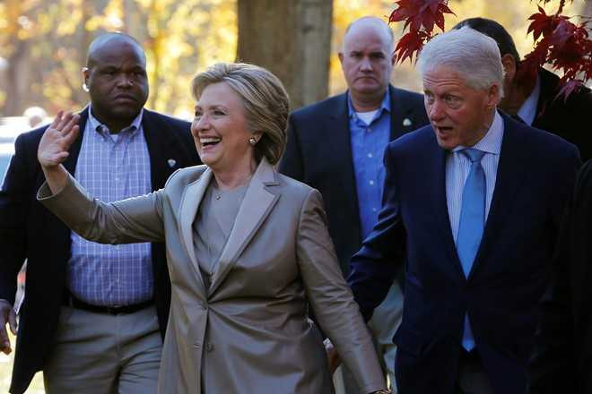 Hillary va Bill Clinton tuoi cuoi di bo phieu o New York hinh anh 6