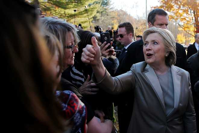 Hillary va Bill Clinton tuoi cuoi di bo phieu o New York hinh anh 5