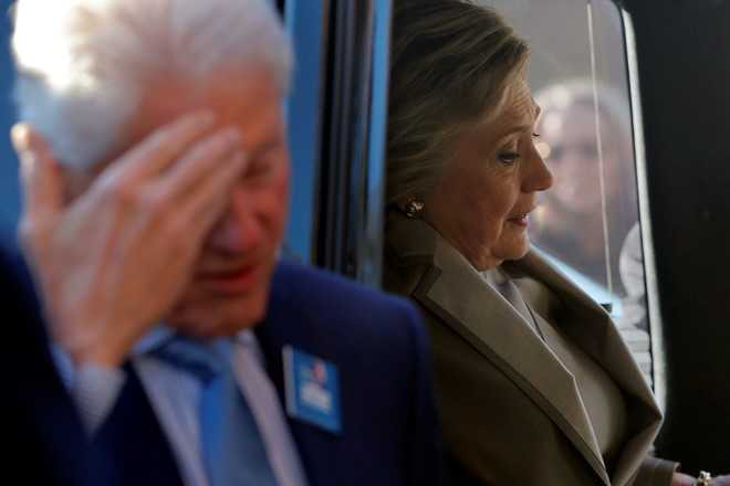 Hillary va Bill Clinton tuoi cuoi di bo phieu o New York hinh anh 8