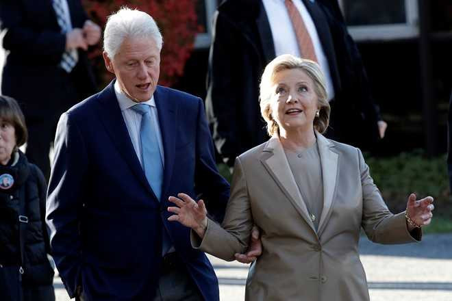 Hillary va Bill Clinton tuoi cuoi di bo phieu o New York hinh anh 2