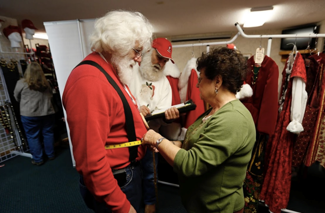 Truong dao tao ong gia Noel nao nhiet chuan bi Giang sinh hinh anh 7