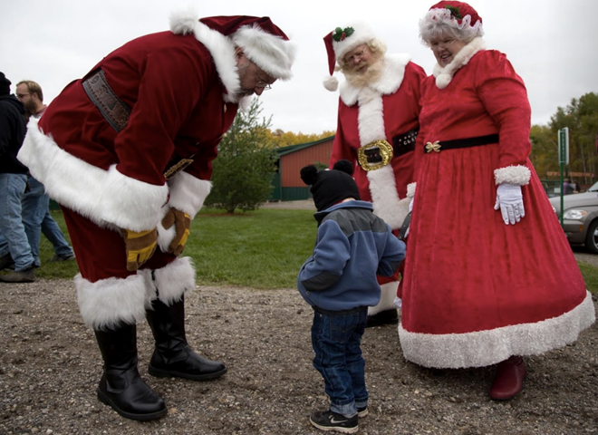 Truong dao tao ong gia Noel nao nhiet chuan bi Giang sinh hinh anh 8