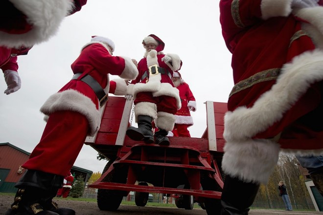 Truong dao tao ong gia Noel nao nhiet chuan bi Giang sinh hinh anh 1