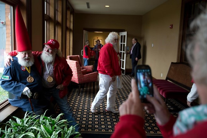 Truong dao tao ong gia Noel nao nhiet chuan bi Giang sinh hinh anh 2