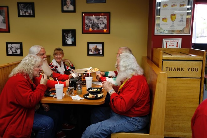 Truong dao tao ong gia Noel nao nhiet chuan bi Giang sinh hinh anh 6