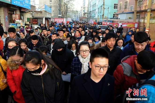 Gan 10.000 nguoi tranh nhau mot 'bat com sat' o Trung Quoc hinh anh 2