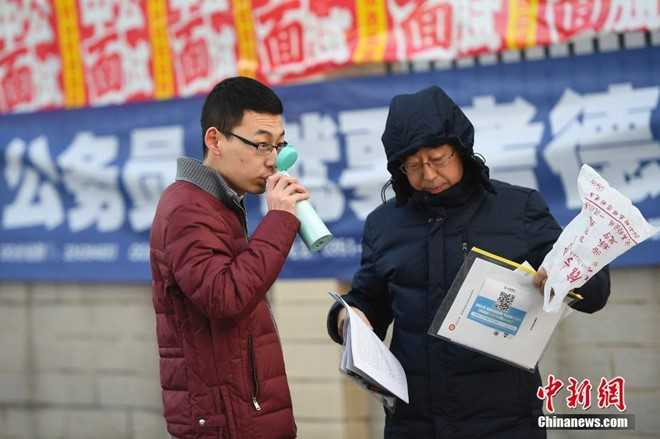 Gan 10.000 nguoi tranh nhau mot 'bat com sat' o Trung Quoc hinh anh 4