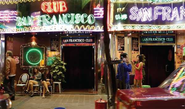 Pho den do Hong Kong va nguy co lui ve hoat dong ngam hinh anh 2