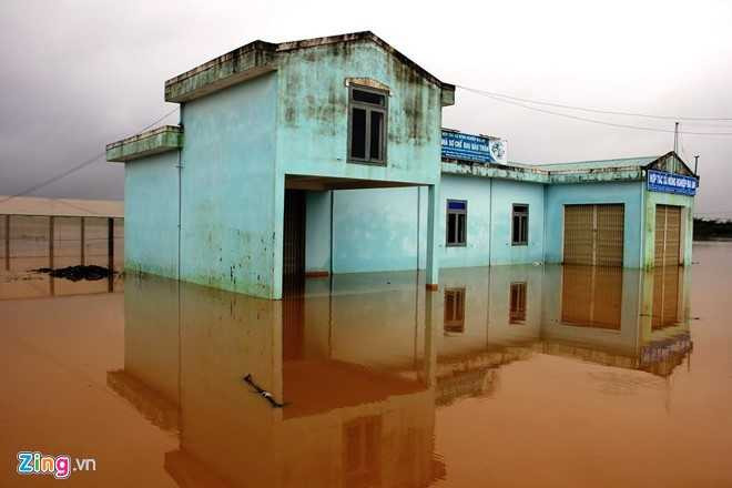 12 ho thuy dien dong loat xa lu, mien Trung chim trong nuoc hinh anh 1