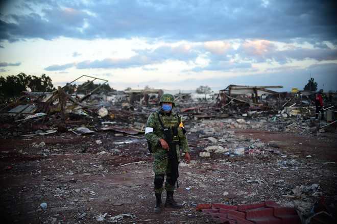 Cho phao hoa Mexico hoang tan sau hang loat vu no hinh anh 2