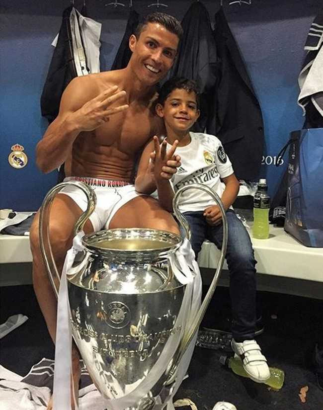 Ronaldo chon san vi tri thi dau cho con trai hinh anh 1