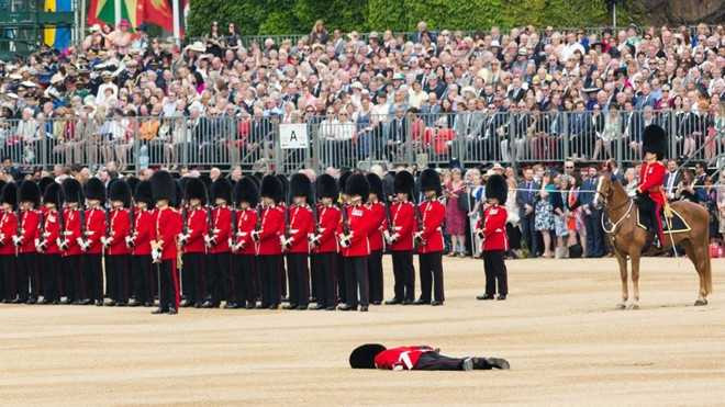 Linh danh du 'chun chan moi goi', ngat xiu don nguyen thu hinh anh 2