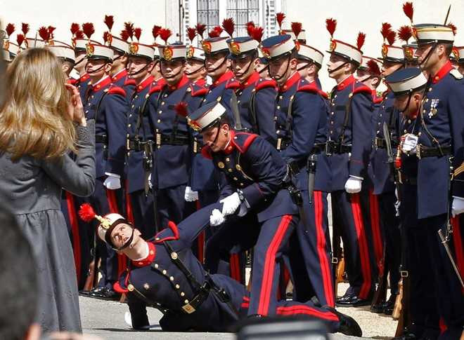 Linh danh du 'chun chan moi goi', ngat xiu don nguyen thu hinh anh 3