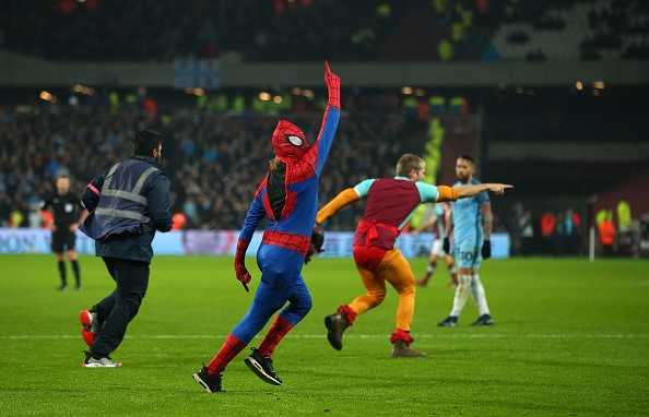 Fan qua khich mac trang phuc 'nguoi nhen’ lao vao san hinh anh 1