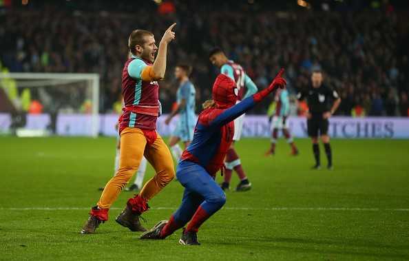 Fan qua khich mac trang phuc 'nguoi nhen’ lao vao san hinh anh 5