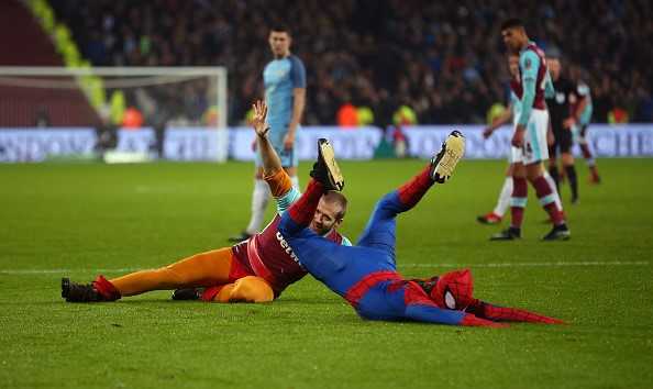 Fan qua khich mac trang phuc 'nguoi nhen’ lao vao san hinh anh 4