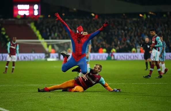 Fan qua khich mac trang phuc 'nguoi nhen’ lao vao san hinh anh 3