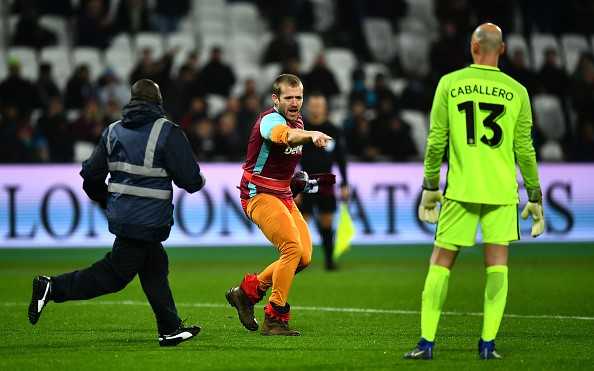 Fan qua khich mac trang phuc 'nguoi nhen’ lao vao san hinh anh 6