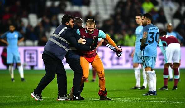 Fan qua khich mac trang phuc 'nguoi nhen’ lao vao san hinh anh 7