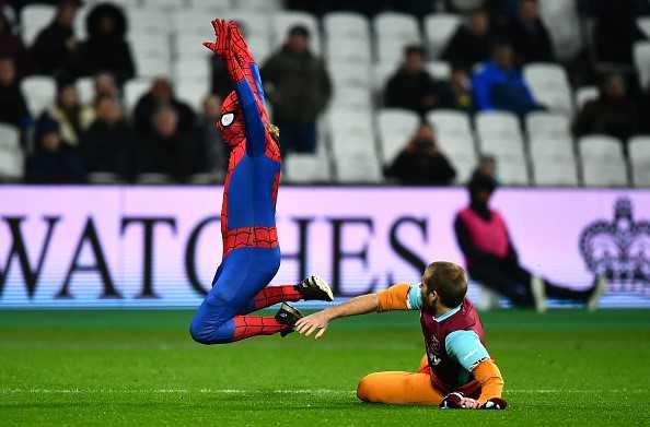 Fan qua khich mac trang phuc 'nguoi nhen’ lao vao san hinh anh 2