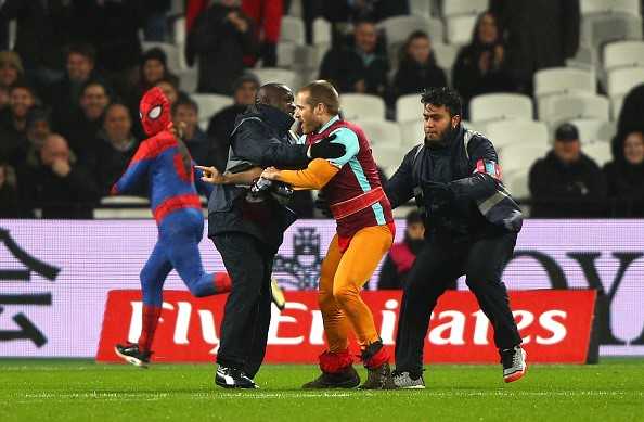 Fan qua khich mac trang phuc 'nguoi nhen’ lao vao san hinh anh 8