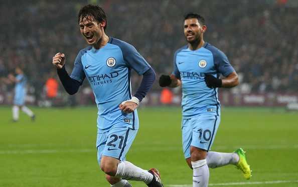 Fan qua khich mac trang phuc 'nguoi nhen’ lao vao san hinh anh 9