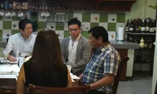 Ong Duterte moi ong Abe an sang, khoe giuong ngu o nha rieng hinh anh 1