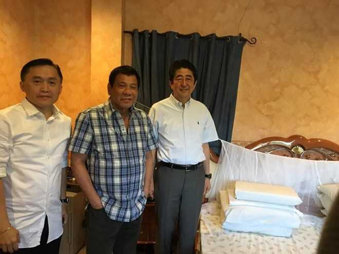 Ong Duterte moi ong Abe an sang, khoe giuong ngu o nha rieng hinh anh 2