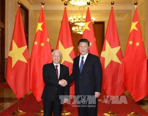 Lanh dao Viet - Trung trao doi dien mung 67 nam kien giao hinh anh 1