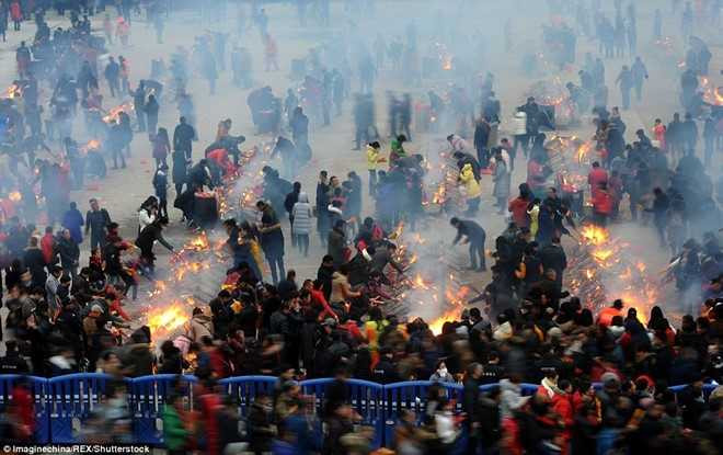 Bien nguoi Trung Quoc chen trong huong khoi de khan Than Tai hinh anh 2