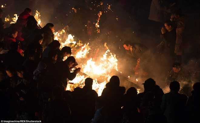 Bien nguoi Trung Quoc chen trong huong khoi de khan Than Tai hinh anh 5