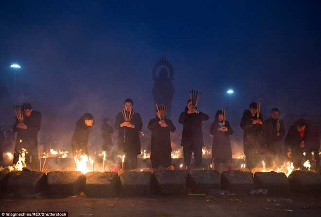 Bien nguoi Trung Quoc chen trong huong khoi de khan Than Tai hinh anh 7