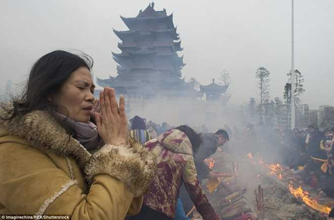 Bien nguoi Trung Quoc chen trong huong khoi de khan Than Tai hinh anh 3