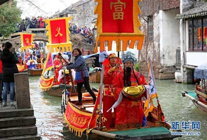 Bien nguoi Trung Quoc chen trong huong khoi de khan Than Tai hinh anh 10