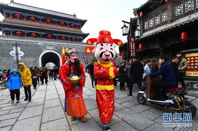 Bien nguoi Trung Quoc chen trong huong khoi de khan Than Tai hinh anh 11