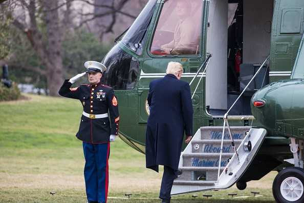 Ky nghi dau tien trong hon loan cua Tong thong Trump hinh anh 1