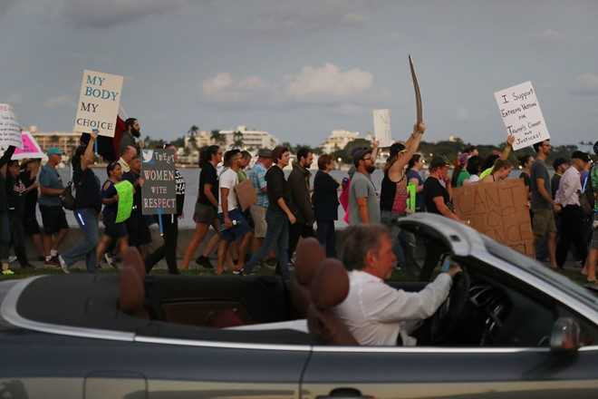 Ky nghi dau tien trong hon loan cua Tong thong Trump hinh anh 8