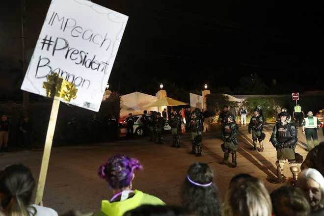 Ky nghi dau tien trong hon loan cua Tong thong Trump hinh anh 9