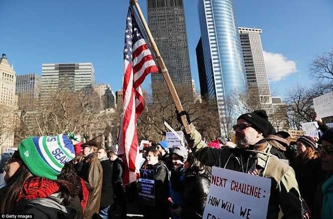 Gan 100 cong ty cong nghe kien lenh cam nhap cu cua Trump hinh anh 1