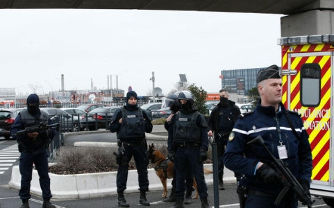 ke khung bo san bay orly hanh dong sau khi say ruou va dung ma tuy hinh 1