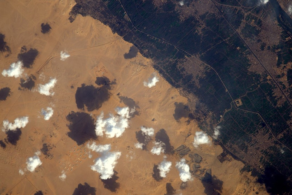 Be mat Trai Dat ky ao qua ong kinh phi hanh gia hinh anh 5