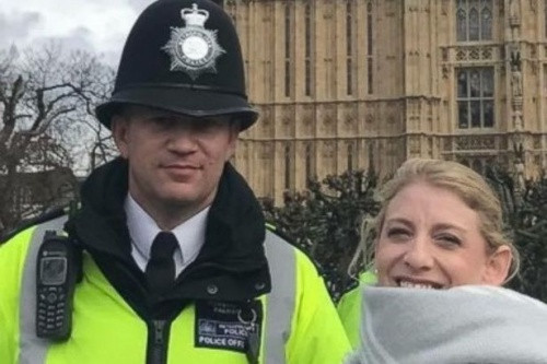 Keith Palmer, cảnh sát thiệt mạng trong vụ khủng bố chụp ảnh với du khách Mỹ Staci Martin bên ngoài quốc hội Anh.